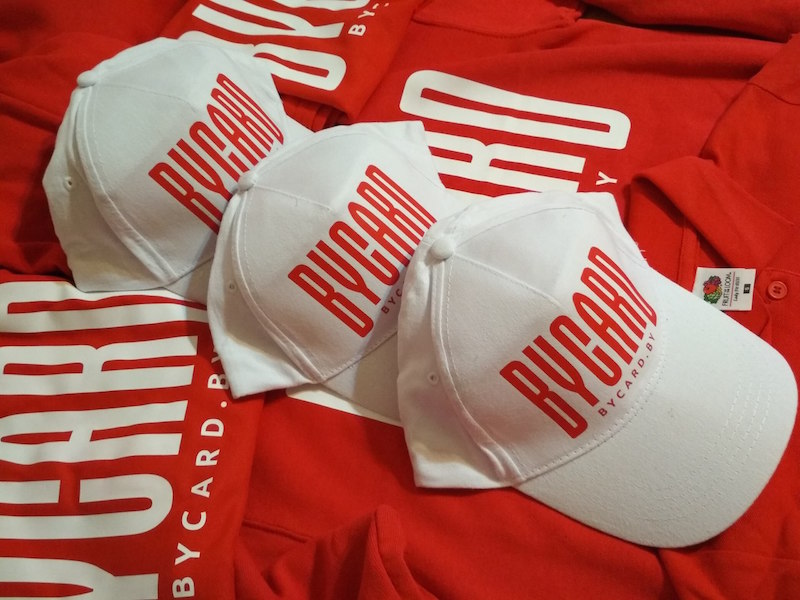 Майки поло и бейсболки с логотипом