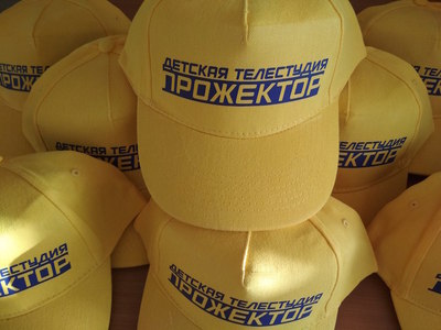 Желтые бейсболки с печатью логотипа