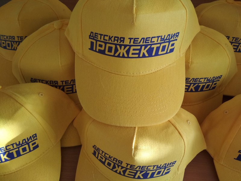 Желтые бейсболки с печатью логотипа